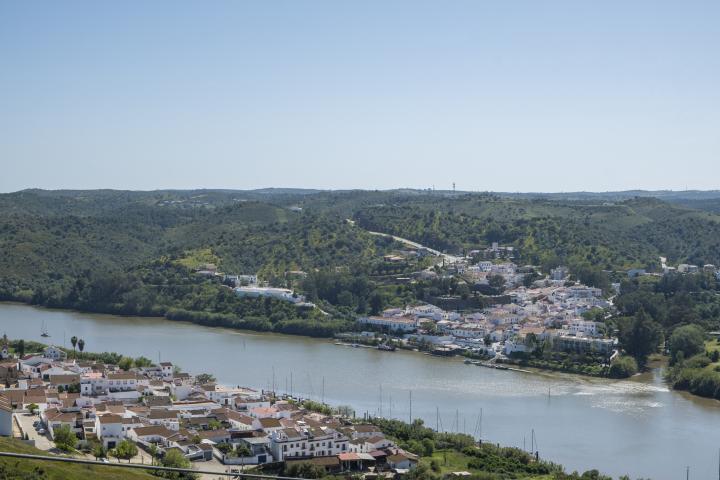 Sanlúcar de Guadiana y Alcoutim, separados por el Guadiana