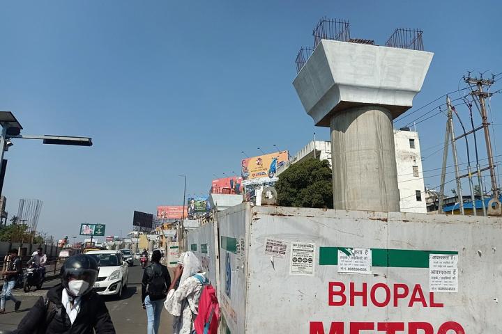 Uno de los pilares que sostendrá el nuevo metro de Bhopal, que se estrenará con retraso.