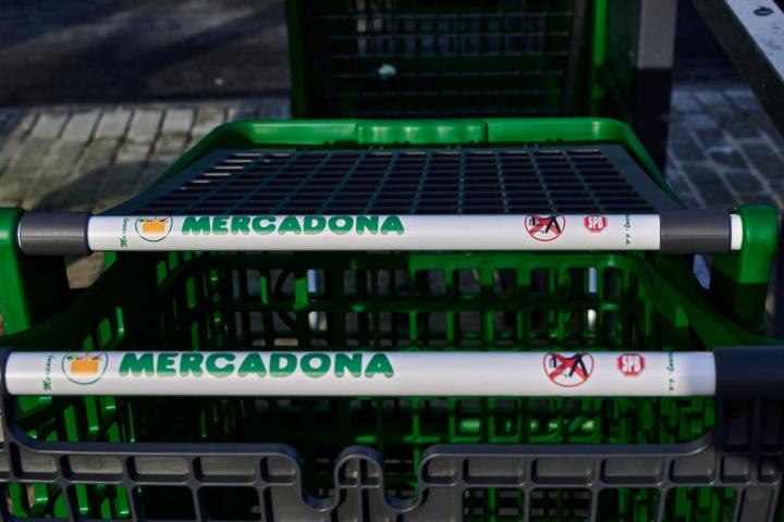 Carros de la compra de Mercadona, apilados en el exterior de un supermercado en Lisboa.