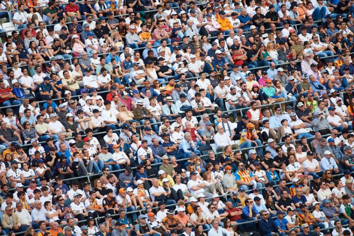 Espectadores en el estadio de Mestalla en un partido de LIga.