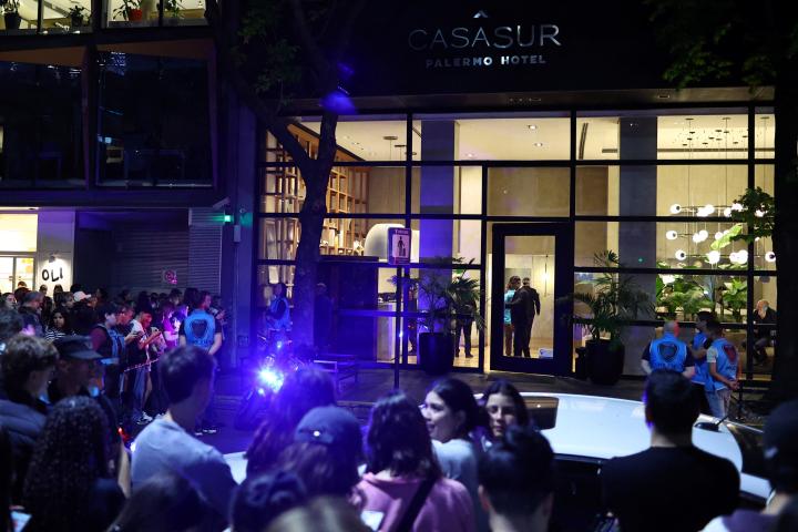 Exterior del hotel de Buenos Aires en el que ha muerto Liam Payne, ex miembro de One Direction.