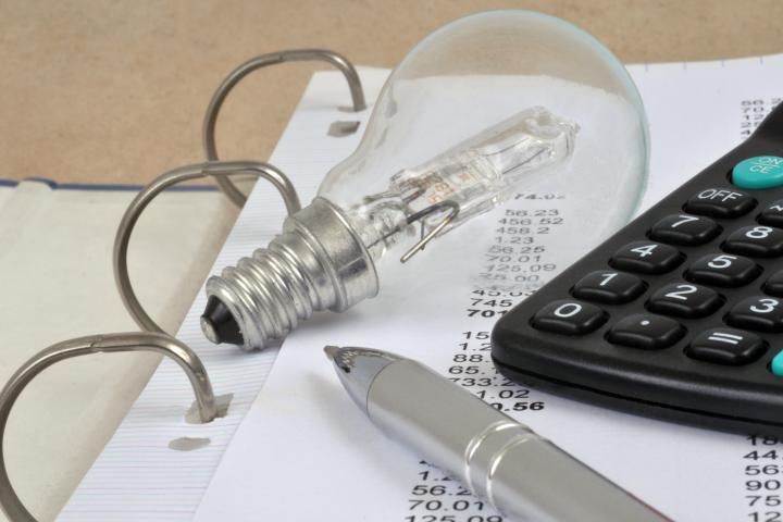 Imagen de archivo de cálculos para la factura de la luz.