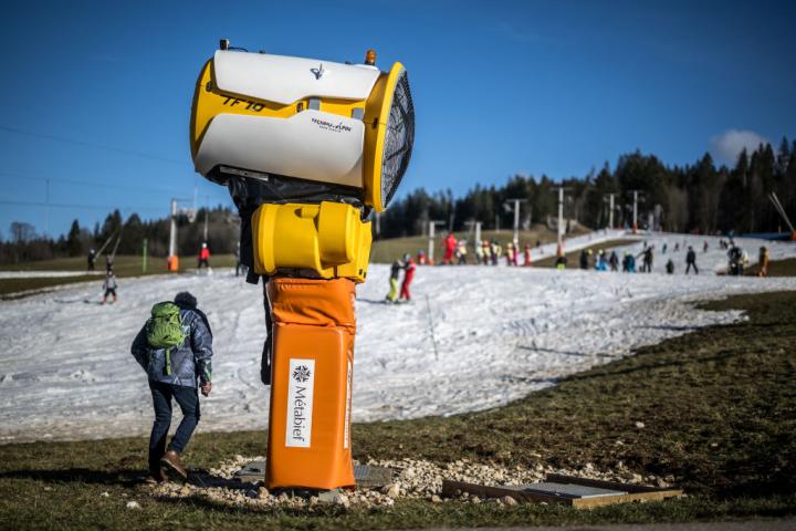 Un turista pasea por la estación de Métabief, en Francia, sin apenas nieve pese a ser febrero de 2024