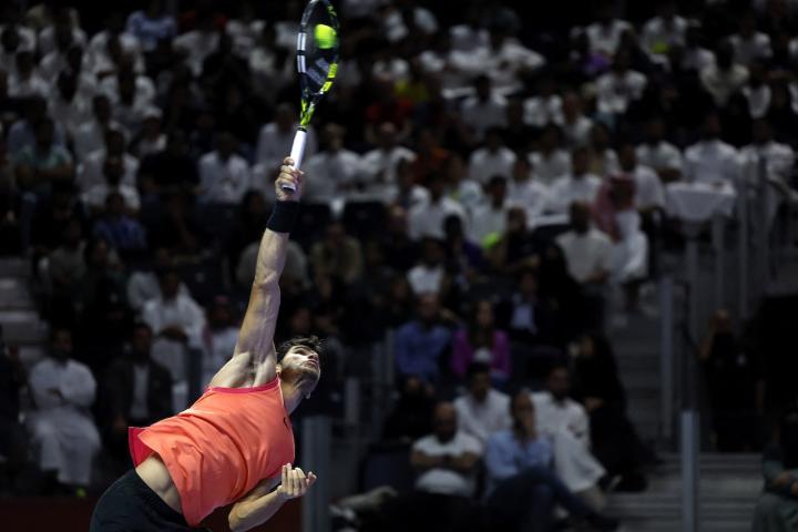 Alcaraz golpea una pelota en en el partido de exhibición contra Nadal en el Six Kings Slam de Arabia.