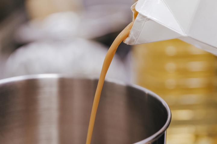 Foto de archivo de un brick de huevo líquido.