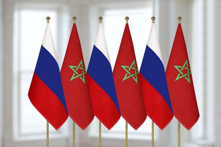 Ilustración con las banderas de la Federación de Rusia y Marruecos.
