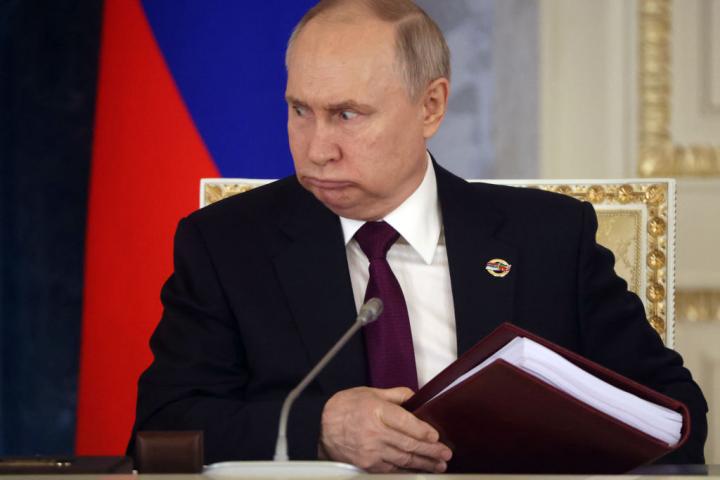 Imagen de archivo del mandatario ruso, Vladímir Putin, sosteniendo un libro.
