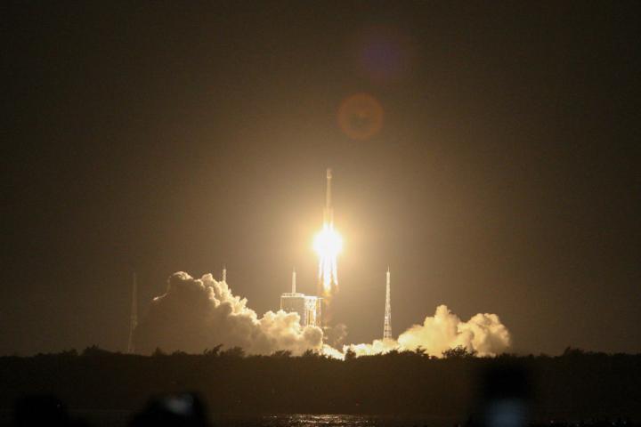 Lanzamiento de un cohete en el Centro de Lanzamiento de Satélites de Wenchang, en el norte de la isla china de Hainan.