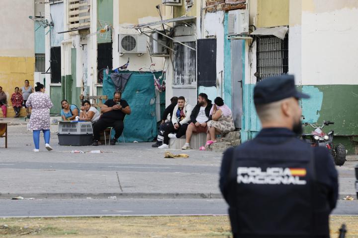 Los vecinos de las Tres Mil Viviendas de Sevilla observan la redada policial de este viernes.