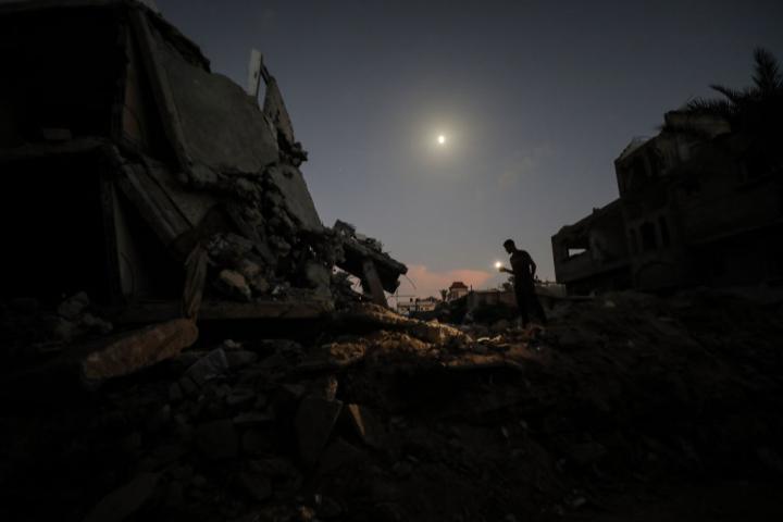 Ruinas de un edificio, en la noche de Gaza