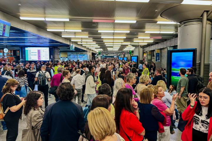 Cientos de pasajeros afectados por las incidencias registradas este fin de semana en Atocha.