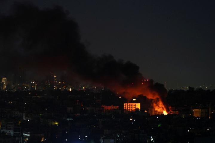 El humo vuelve a cubrir el cielo de Beirut, donde Israel ha vuelto a atacar a Hizbulá en el sur de la capital libanesa.