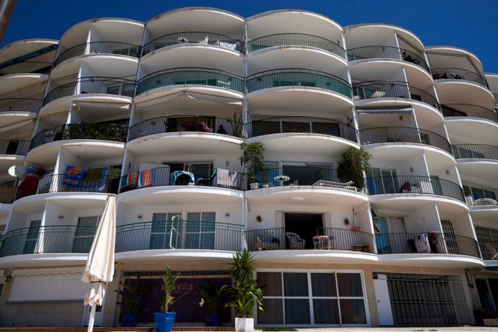 Fachada de un edificio de apartamentos en la playa de Figueretes, Ibiza.