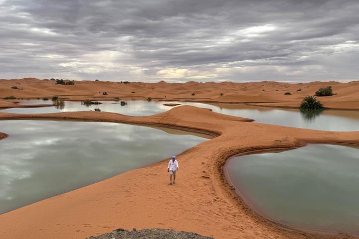 Fotografía de lagunas de agua en las dunas del desierto de Merzouga (Marruecos). Las lluvias fuertes y excepcionales que azotaron el pasado mes el Sáhara han creado lagunas de agua en medio de las dunas del desierto marroquí de Merzouga y han resucitado un lago seco durante más de cincuenta años en la provincia de Zagora.