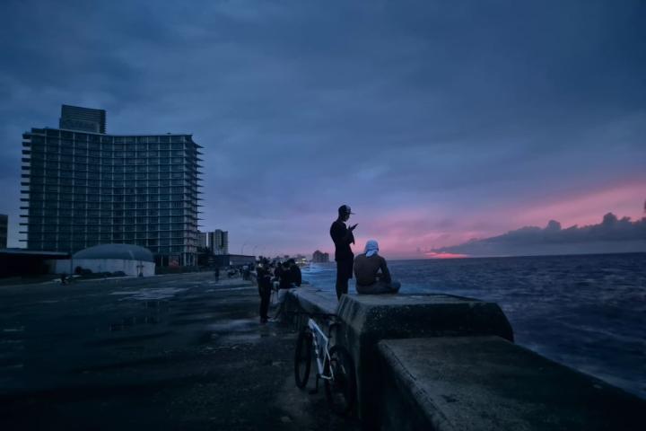 Un grupo de personas en el Malecón de La Habana después de anunciarse el primer apagón de Cuba.