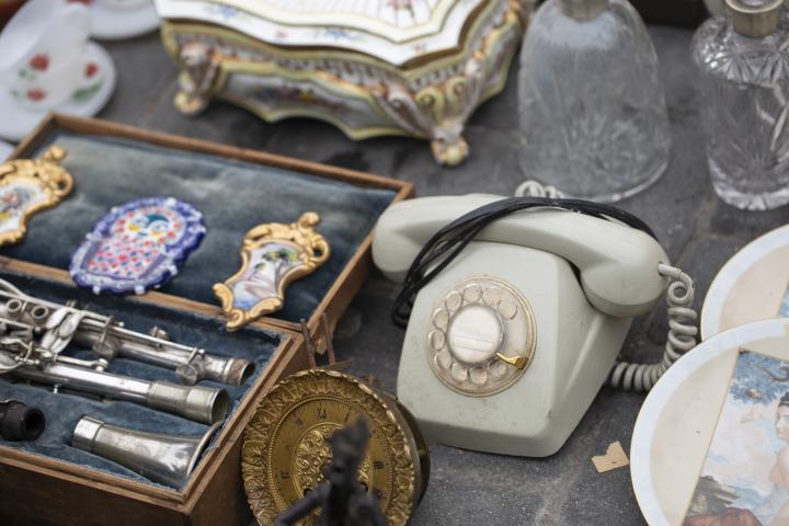 Venta de muebles de segunda mano en el Rastro de Madrid.