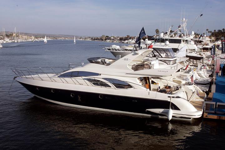 Colección de yates de la marca Azimut, en un puerto