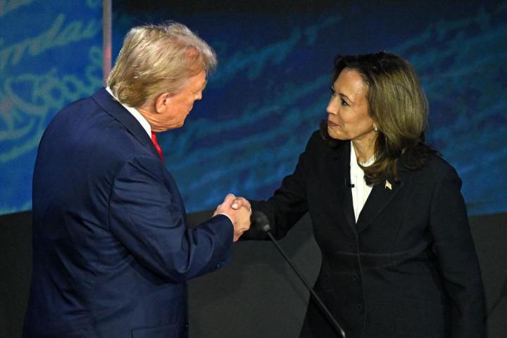 Donald Trump y Kamala Harris se saludan antes del debate entre los dos