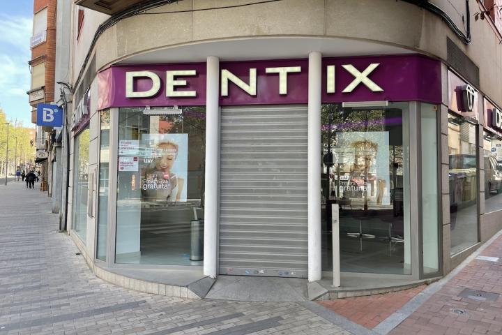 Fachada de una clínica de Dentix en Barcelona