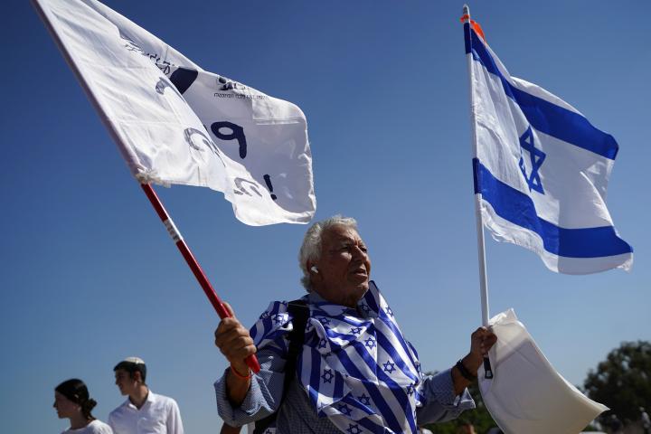 Grupos de colonos israelíes participan en una concentración frente a la frontera con la Franja de Gaza para exigir el restablecimiento de seis asentamientos que abarcan de norte a sur del enclave palestino.