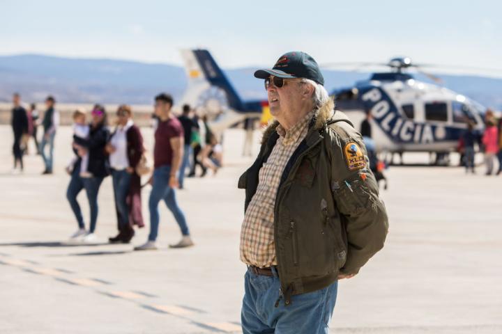 Turistas contemplan el aeropuerto de Teruel en los actos por el décimo aniversario de su inauguración