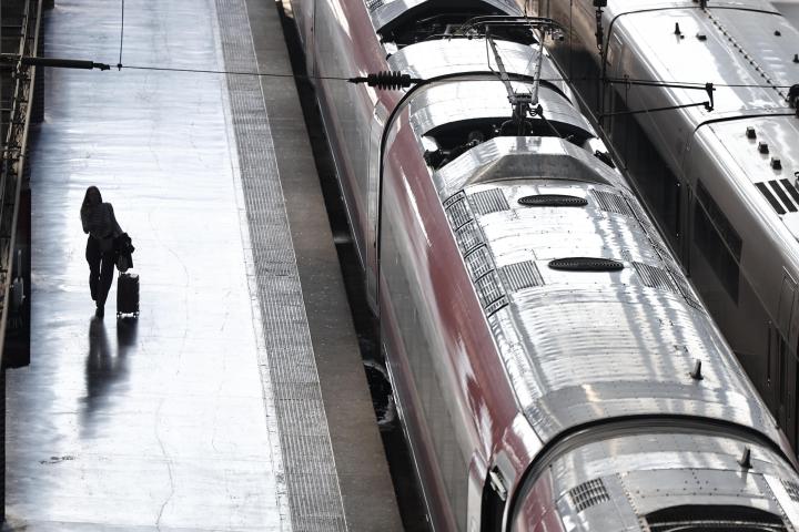 Una pasajera camina por un andén de la estación de Madrid-Puerta de Atocha Almudena Grandes este lunes. La circulación de trenes en la línea de alta velocidad Madrid-Comunitat Valenciana y Murcia recupera la normalidad, según ha asegurado el gestor ferroviario Adif en redes sociales, que informa de que se ha reanudado el tráfico entre las estaciones de Atocha y Chamartín.