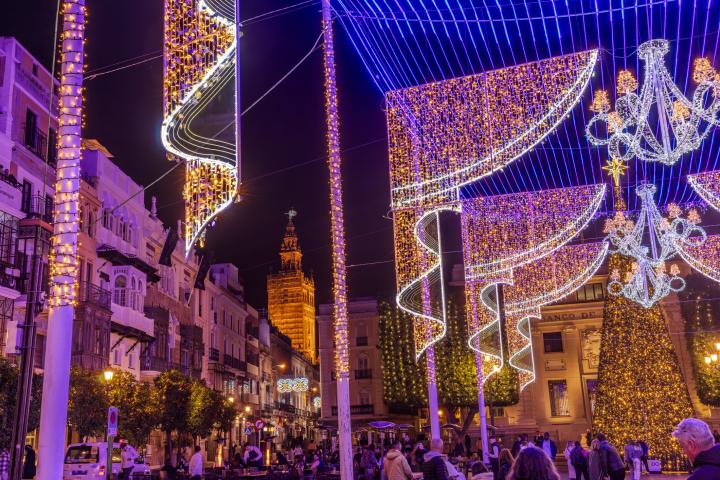 El centro histórico de Sevilla iluminado por Navidad en 2023.