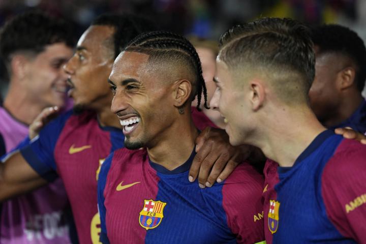 El delantero del Barcelona Raphinha celebra con sus compañeros tras marcar el cuarto gol ante el Bayern de Múnich
