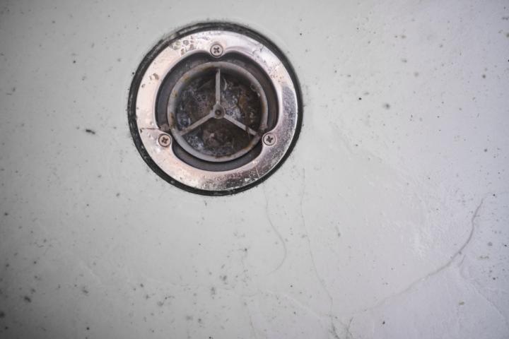 Lavabo atascado por pelos.