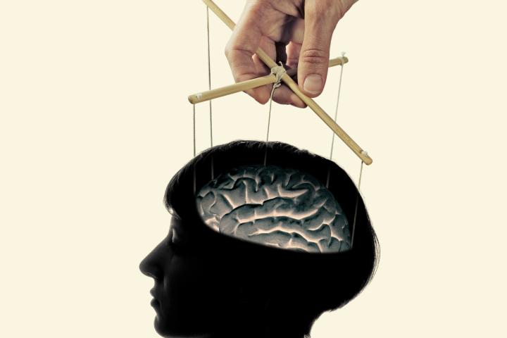 Imagen conceptual de una persona manipulando a otra.