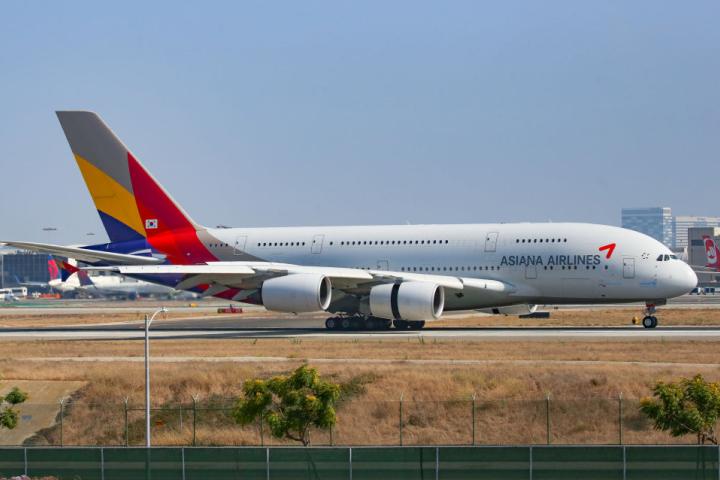 Imagen de archivo de un Airbus A380 de Asiana Airlines  en el Aeropuerto Internacional de Los Ángeles, en 2017.