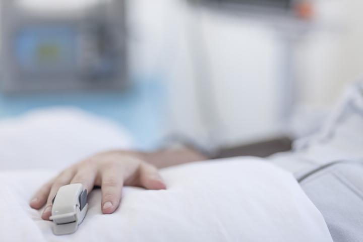 Imagen de una persona en la cama de un hospital.