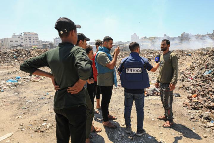 Un corresponsal de Al Jazeera en Gaza hace una entrevista en La Franja.