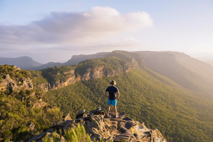 Un hombre contempla un paisaje de Nuevas Gales del Sur, en Australia.