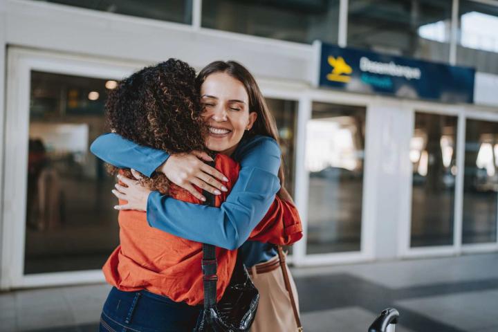Abrazo emotivo en el aeropuerto