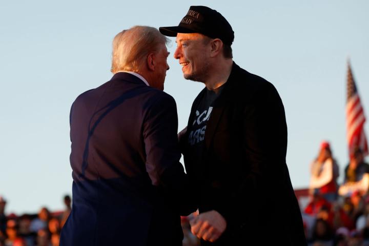 El magnate Elon Musk, durante un mitin con el expresidente estadounidense y candidato republicano, Donald Trump.