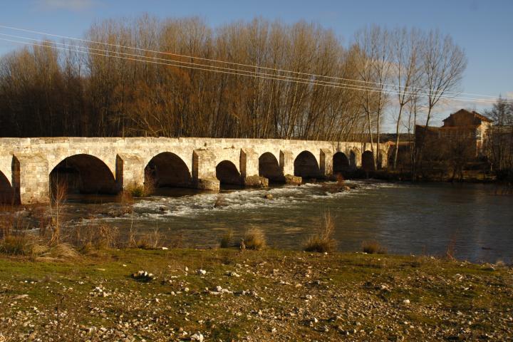 El puente de Tordómar, con sus 22 arcos de clara factura romana.