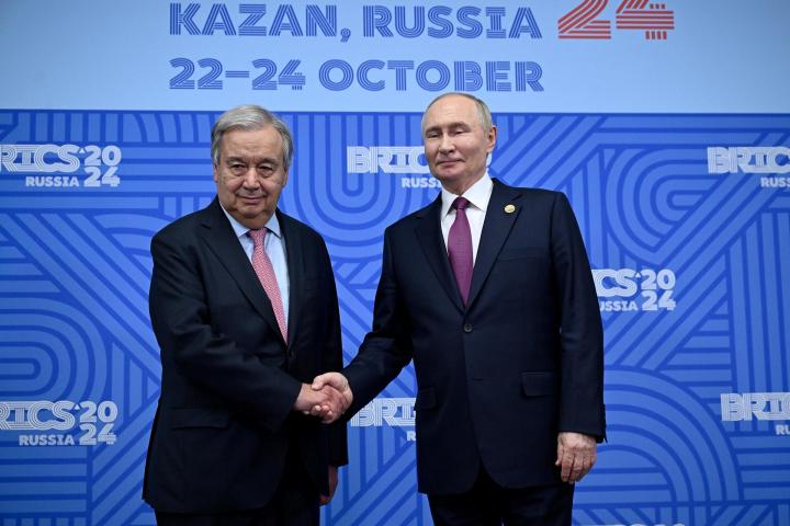 El secretario general de la ONU, António Guterres, estrecha la mano del presidente ruso, Vladimir Putin.