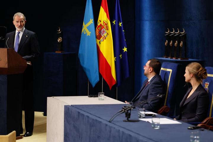 Felipe VI mira a Leonor durante su discurso en la entrega de los Premios Princesa de Asturias 2024