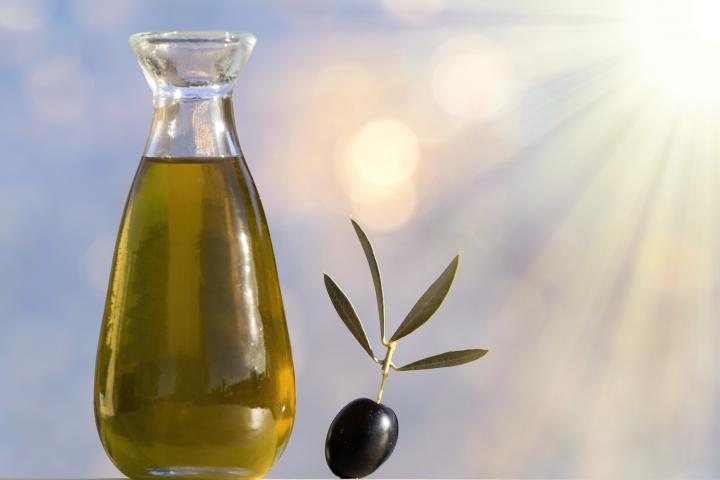 Imagen de una botella con aceite de oliva.
