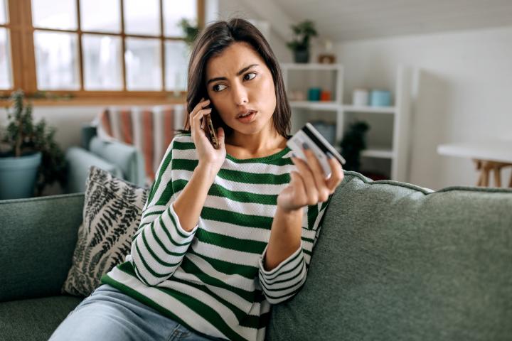 Imagen de una persona hablando por teléfono.
