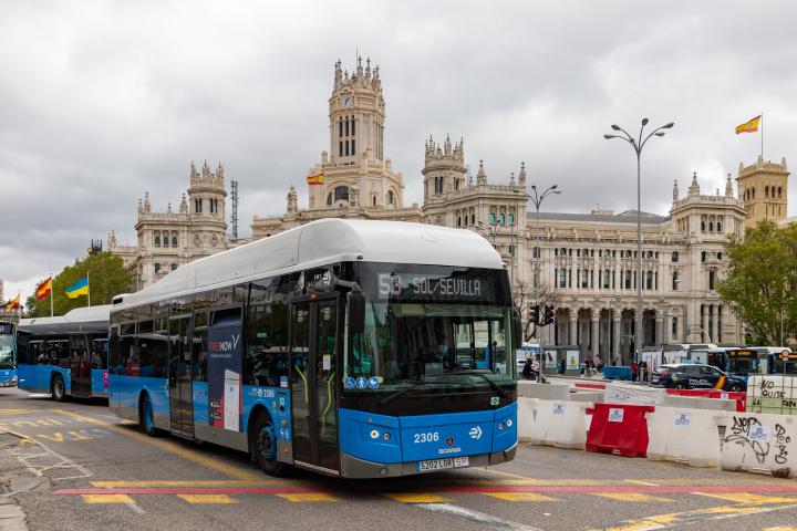 Un autobús urbano circula por la madrileña plaza de Cibeles.