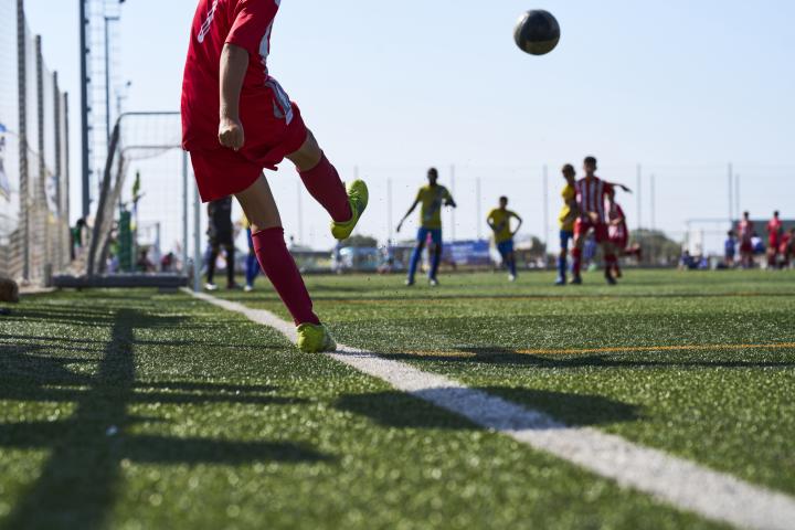 Un grupo de niños jugando un partido de fútbol.
