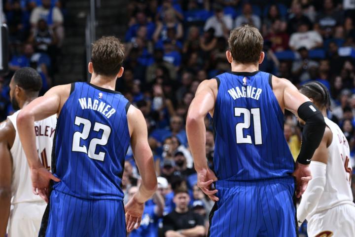Franz Wagner (22) y Moritz Wagner (21), juntos en un partido de los Orlando Magic en la NBA