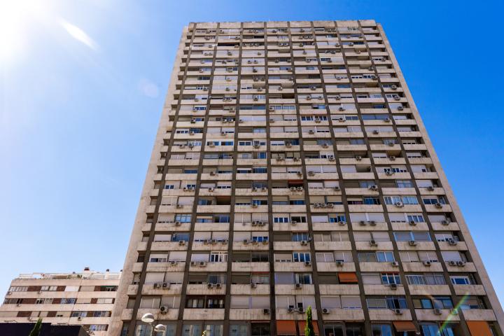 Imagen de archivo de un edificio de viviendas en Madrid.