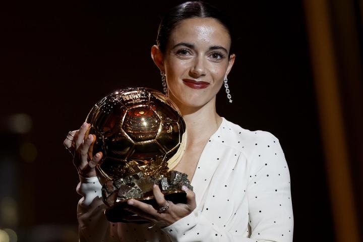 La jugadora Aitana Bonmati recoge en París su segundo Balón de Oro consecutivo.
