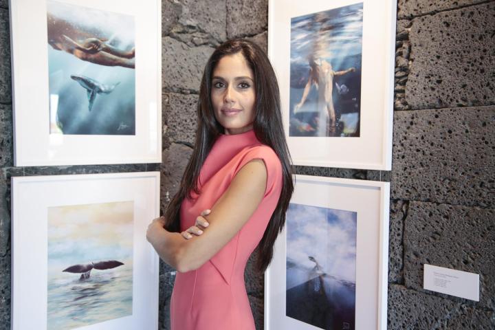 Patricia Yurena Rodríguez, Miss España 2008 y primera finalista en Miss Universo 2013, presenta en Arrecife su primera exposición bajo el título 'Azul: el mar y la mujer en perspectiva'
