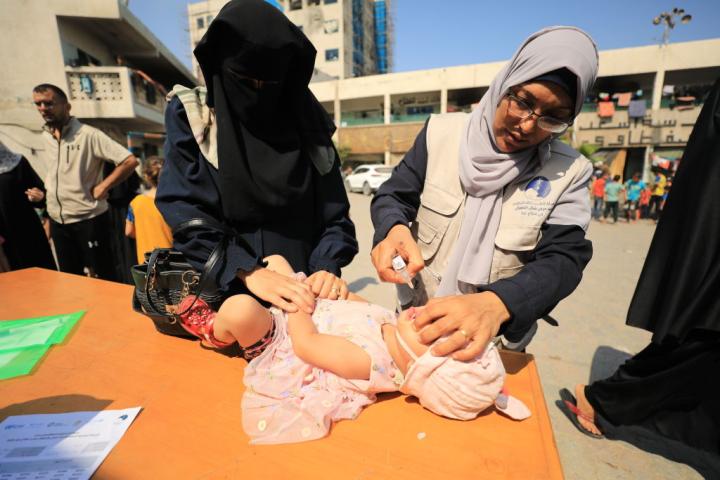 Una trabajadora de la UNWRA administra la vacuna de la polio en la Franja de Gaza.