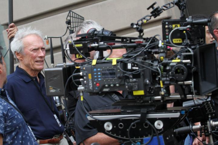 Clint Eastwood, dirigiendo una escena de 'Sully' en Nueva York en 2015.