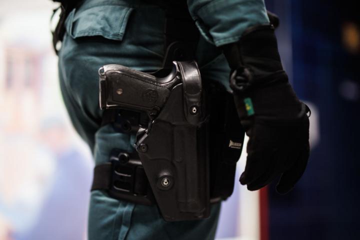 Imagen de archivo de un plano detalle de una pistola de una agente de la Guardia Civil.